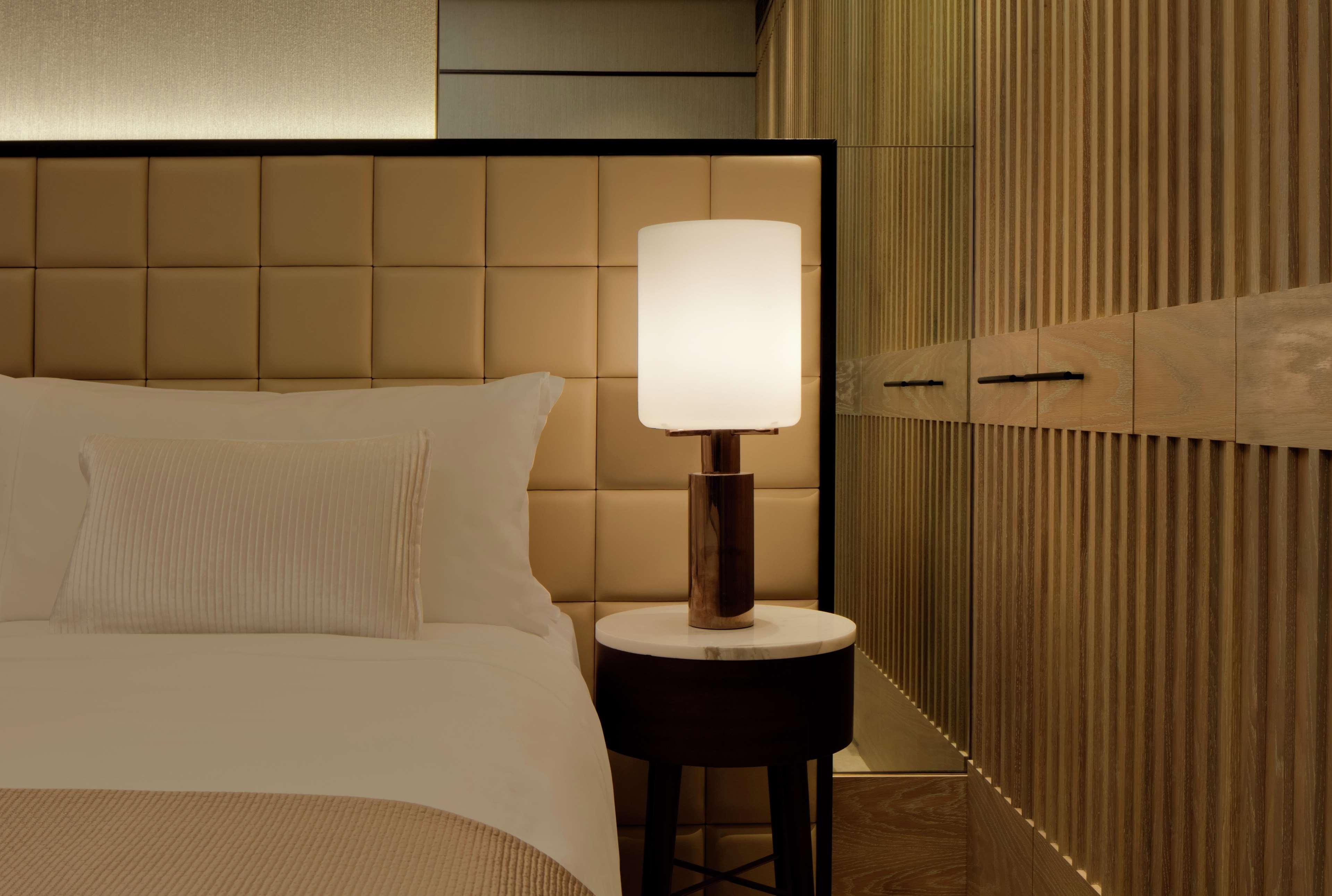Hotel Waldorf Astoria Dubai International Financial Centre Exterior foto A table lamp